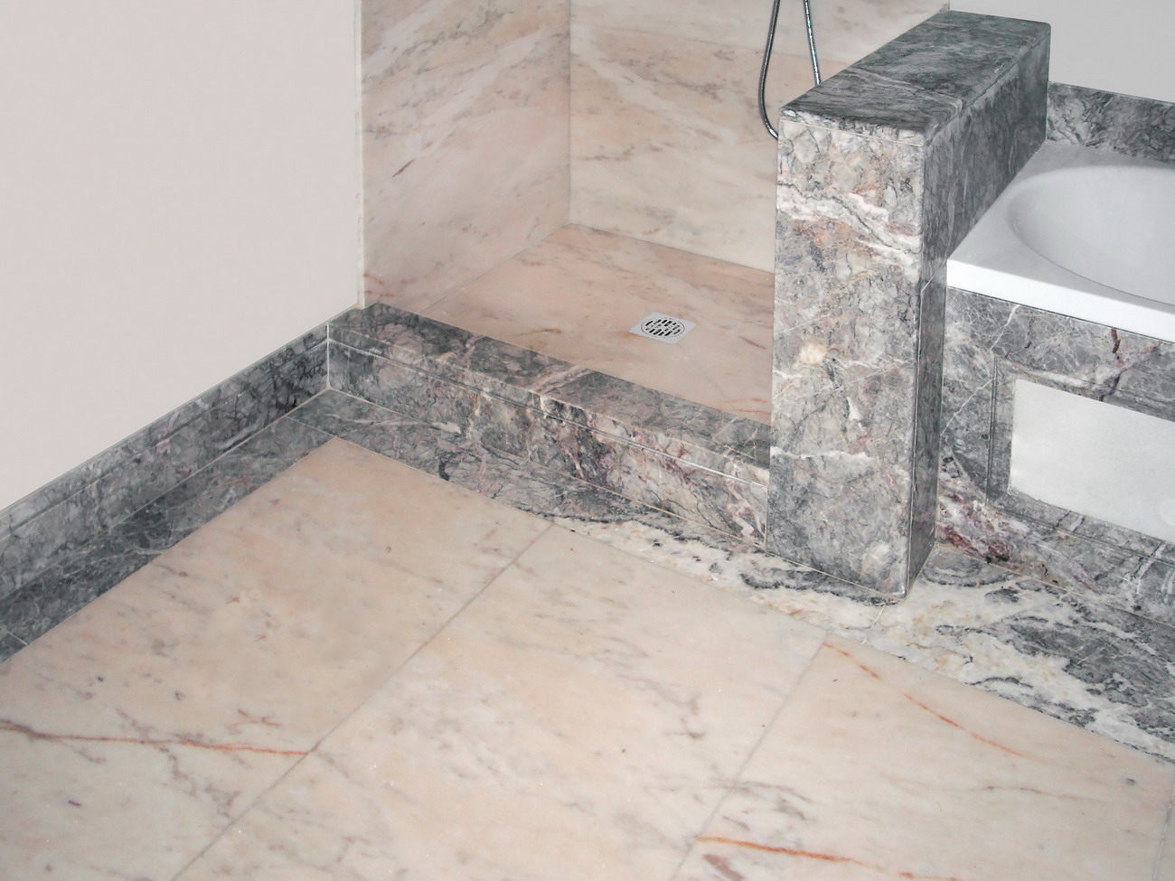 EDILIAMARBLE_Bagno_in_Perlino_Rosato_e_Fior_di_Pesco_Carnico_01