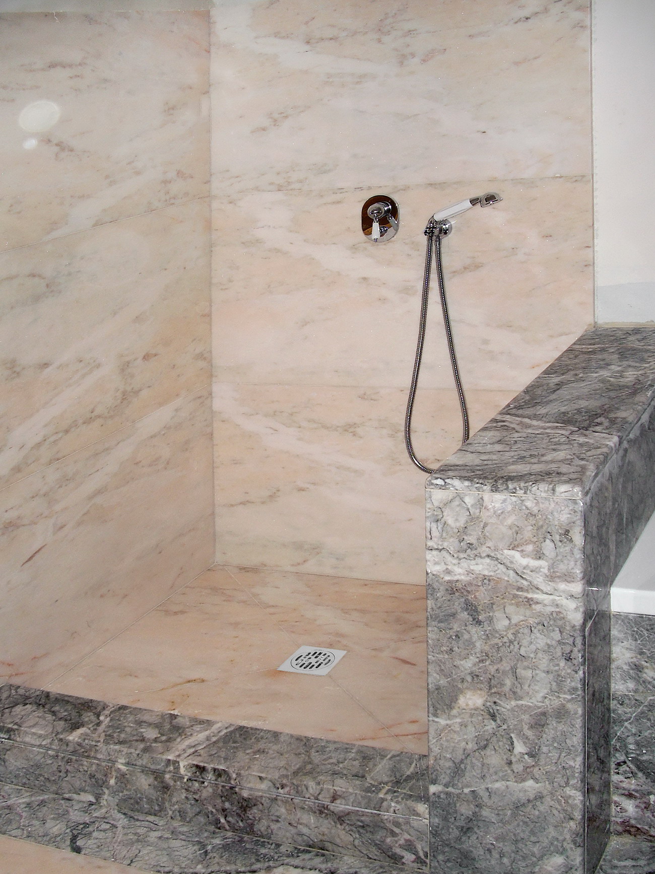 EDILIAMARBLE_Bagno_in_Perlino_Rosato_e_Fior_di_Pesco_Carnico_02